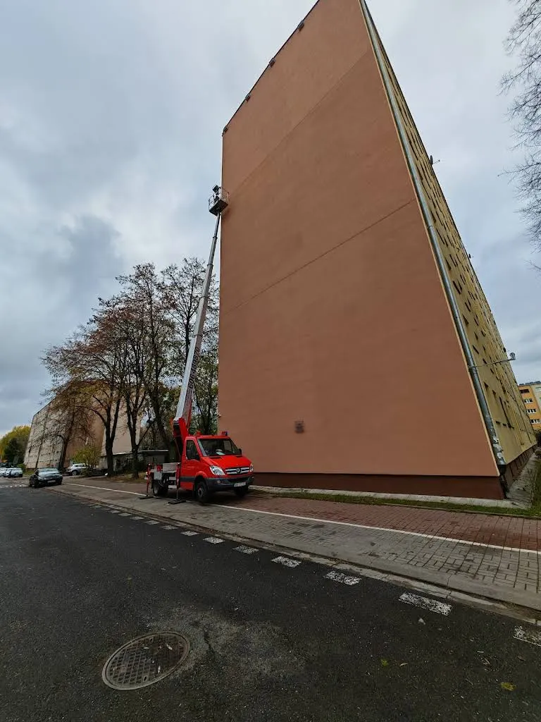 mycie elewacji bloku w Warszawie z podnośnika koszowego
