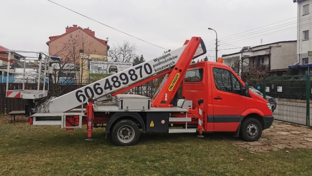 podnośnik koszowy na wynajem firmy Zrembex z Warszawy