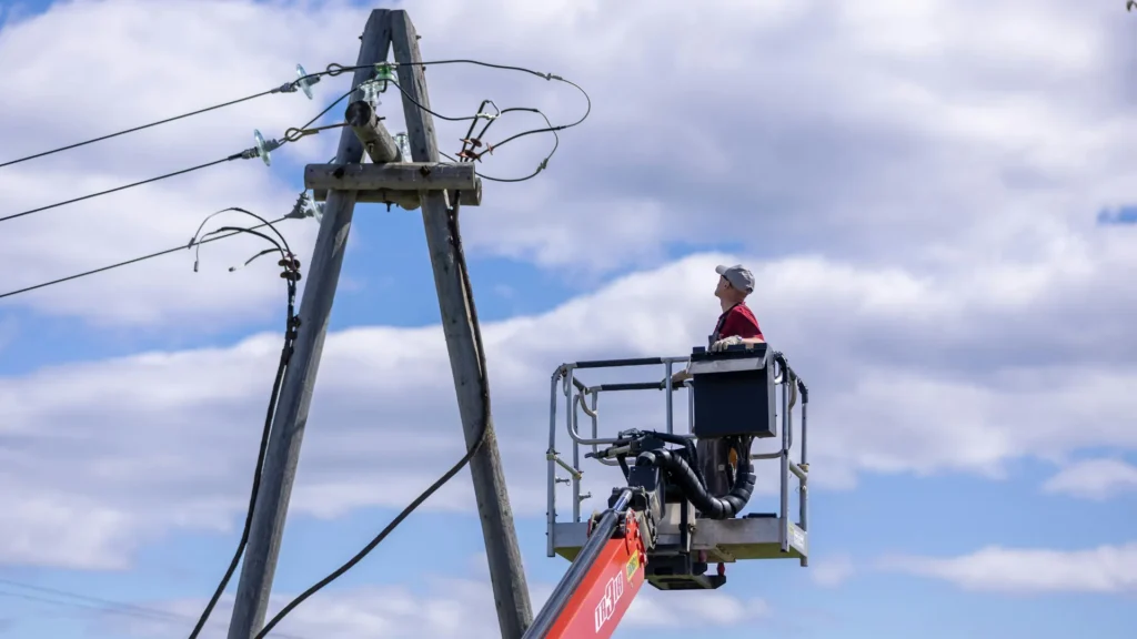 prace przy linii elektroenergetycznej z wykorzystaniem podnośnika koszowego